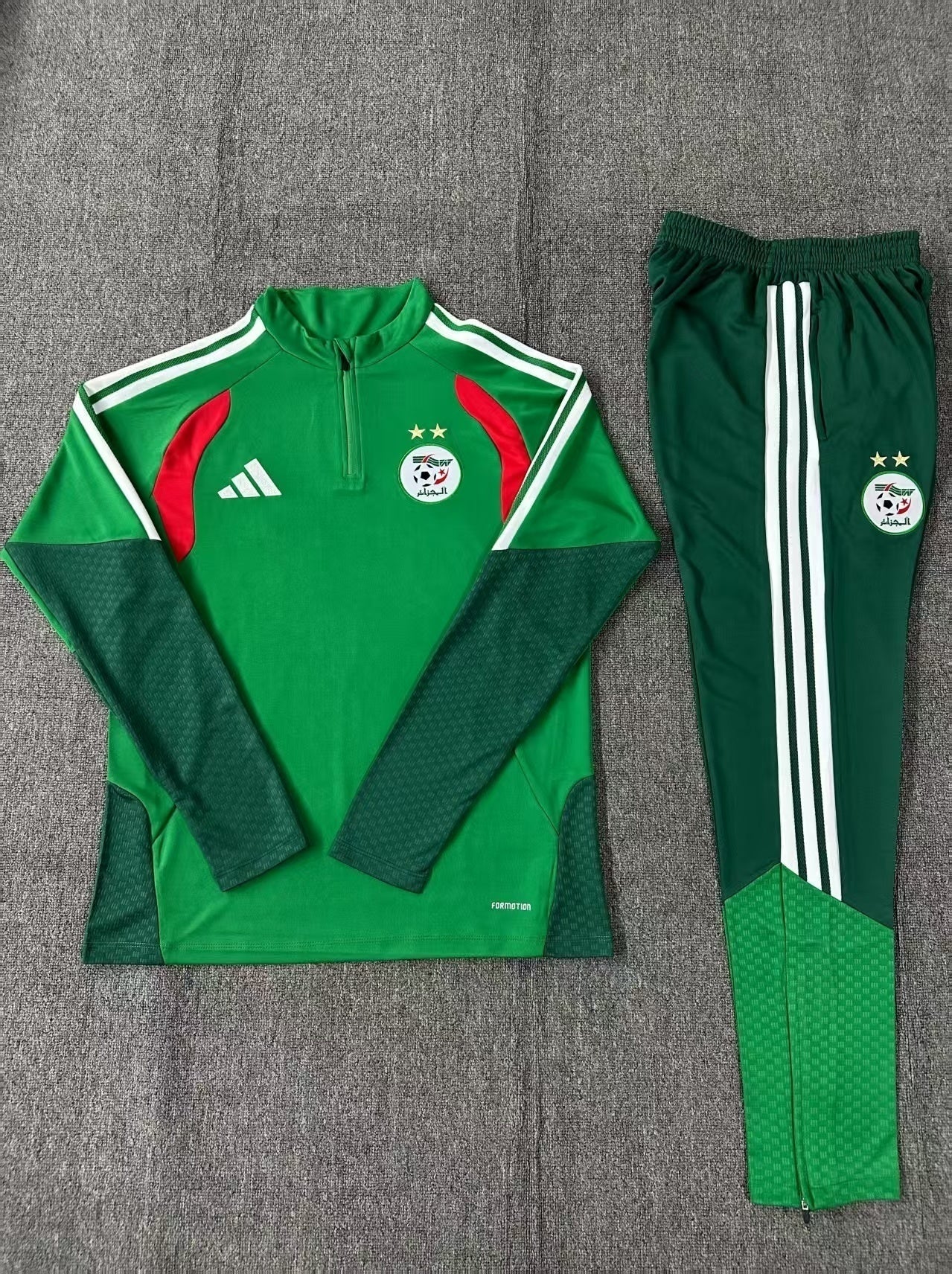 Survêtement Algérie domicile – veste et pantalon Adidas vert posés à plat