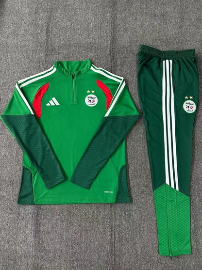 Survêtement Algérie domicile – veste et pantalon Adidas vert posés à plat