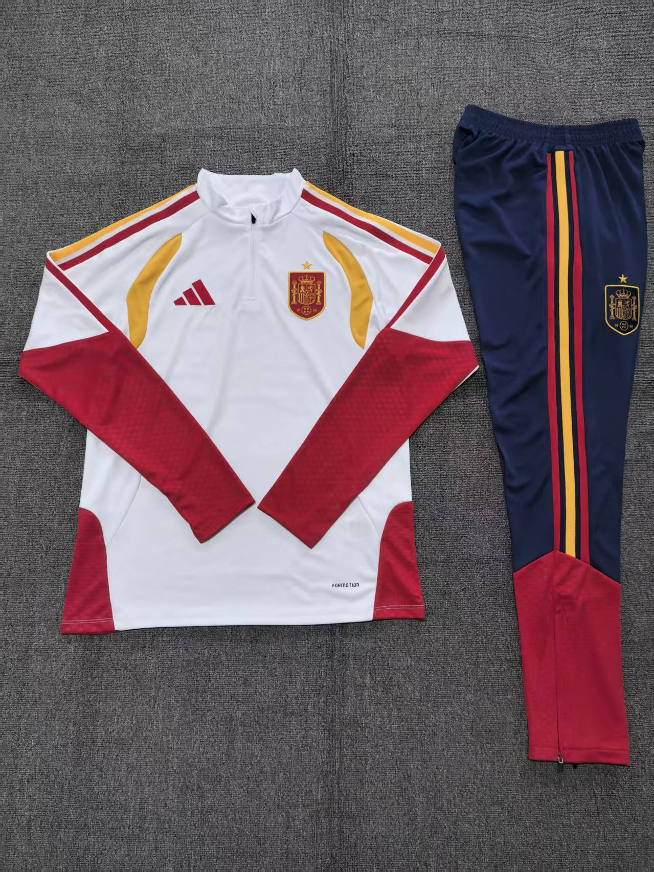 Ensemble Survêtement Espagne 2024/2025 – Veste blanche et pantalon bleu marine – La Boutique du Maillot
