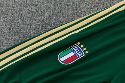 Détail pantalon vert FIGC Italia survêtement Italie avec bandes dorées – Qualité PLAYER Premium